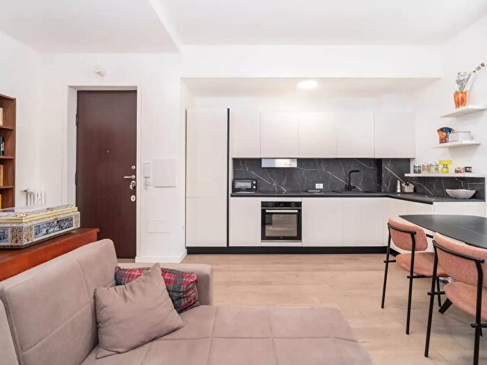 Appartamento trilocale in vendita in Via Caraglio, Torino