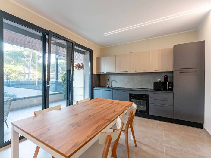 Appartamento trilocale in affitto in Viale Ugo Foscolo, Lido degli Estensi, Comacchio