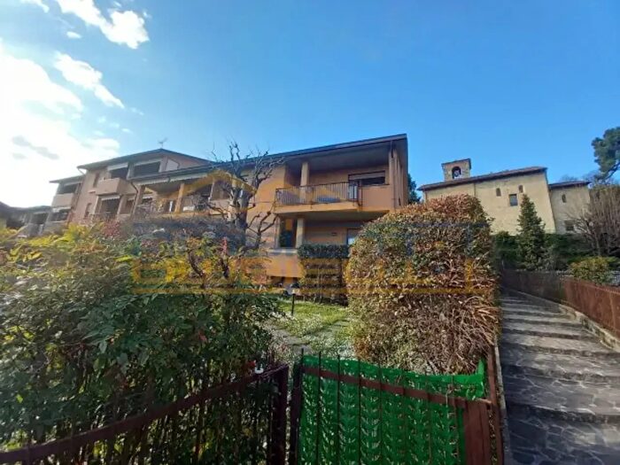 Appartamento quadrilocale in vendita in Via Giuseppe Garibaldi, Barzano