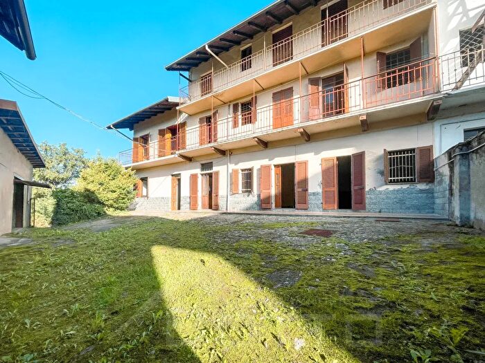 Casa con 5 locali in vendita in Via Montello, Divignano