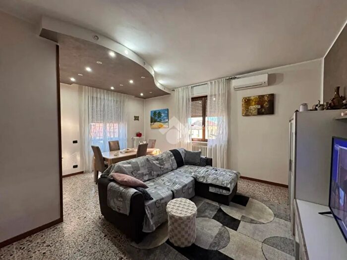 Appartamento trilocale in vendita in Via Circonvallazione, Bellinzago Novarese