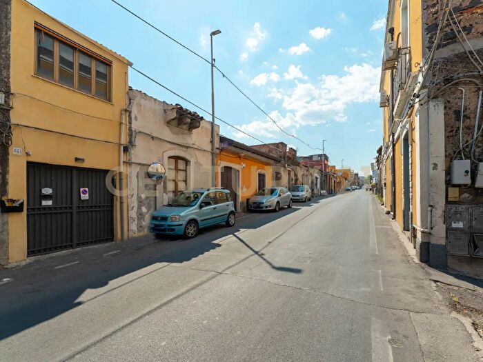 Casa con 8 locali in vendita in Via Palermo, Catania