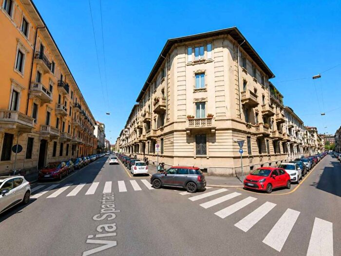 Appartamento trilocale in affitto in Via Spartaco, Montenero, Milano