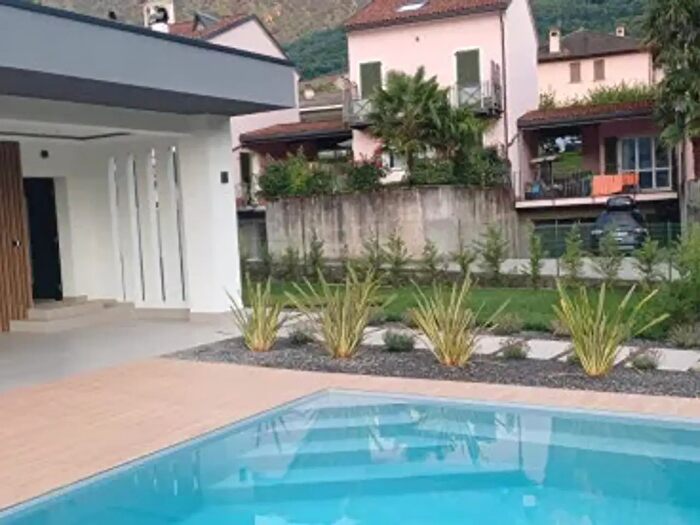 Casa con 6 locali in vendita in Via Perlino, Colico