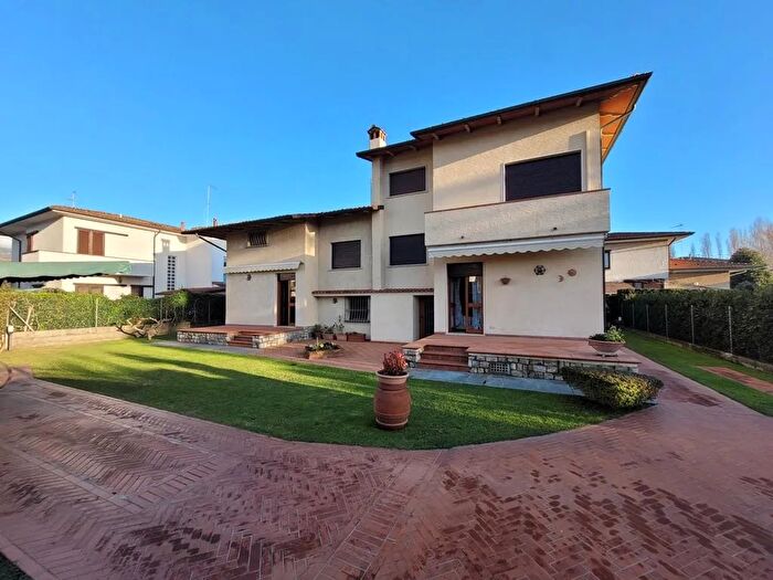 Casa con 12 locali in vendita in Pietrasanta