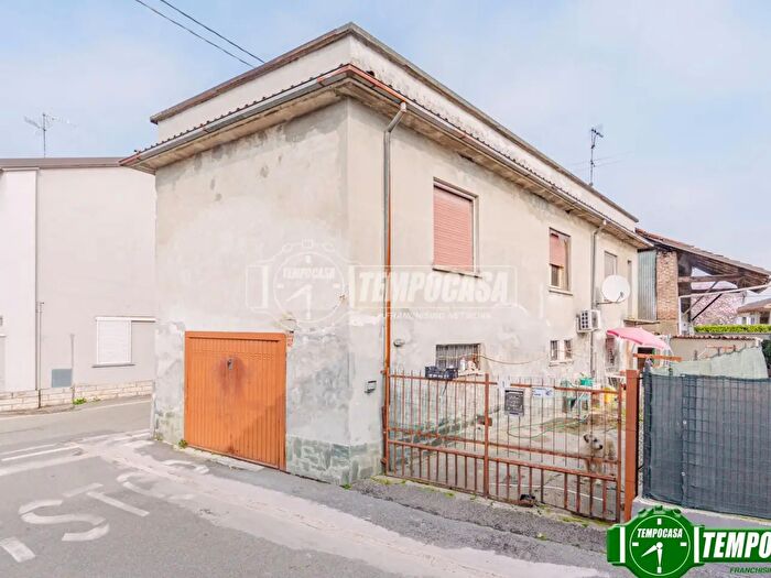 Casa trilocale in vendita in Via Goito Tre ReMezzana Corti, Cava Manara