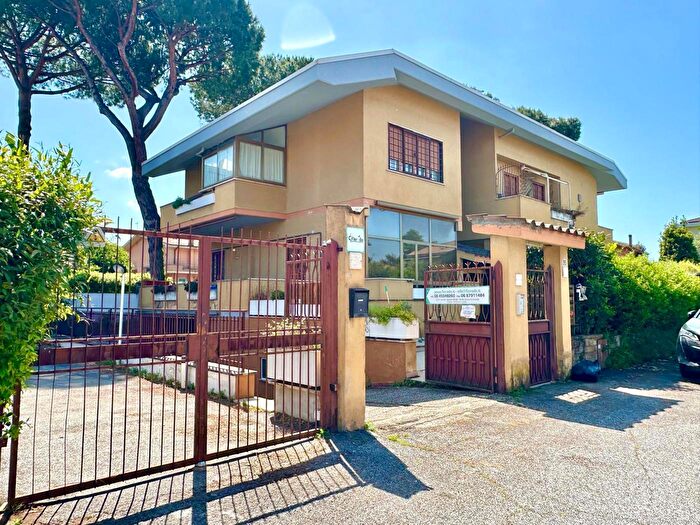 Appartamento trilocale in vendita in Via Montauro, Roma