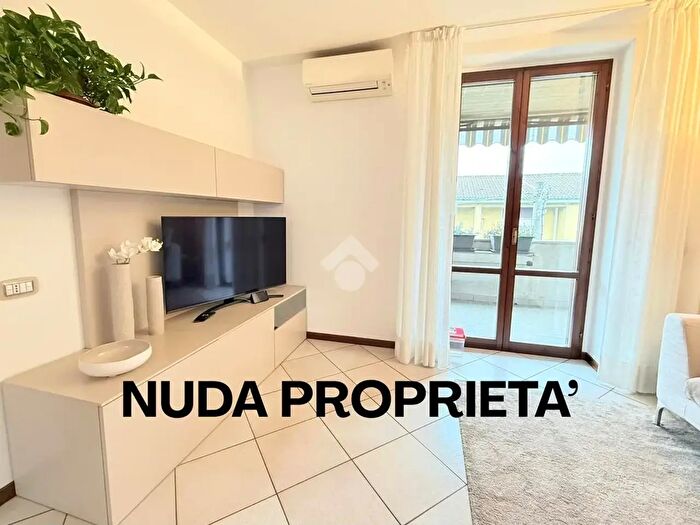 Appartamento trilocale in vendita in Via Antonio Stoppani, Villasanta