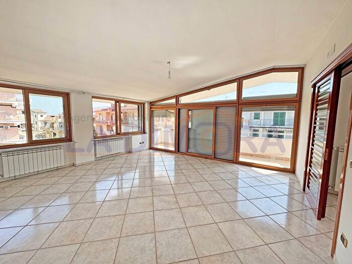 Appartamento con 5 locali in affitto in Via Roma, Teverola