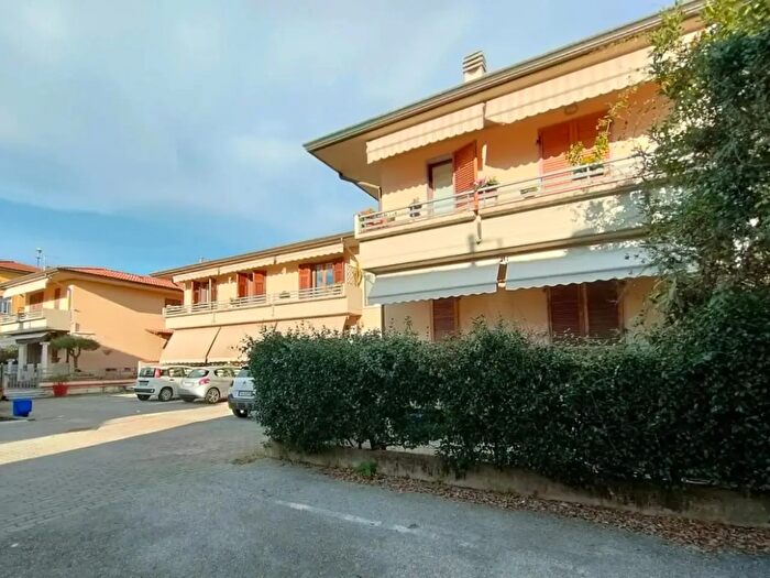 Appartamento con 6 locali in vendita in NiCanalet, Massa