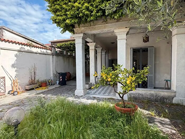 Casa con 12 locali in vendita in Via Firenze, Carrara