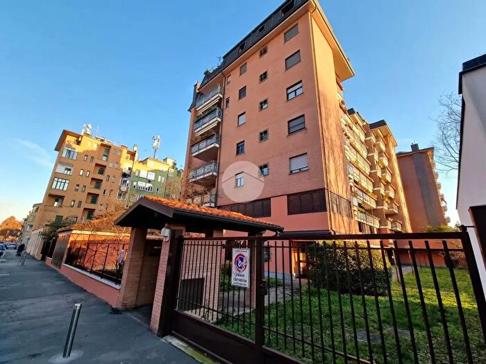 Appartamento trilocale in affitto in Via Remo La Valle, Milano