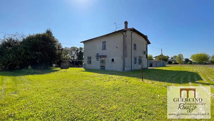 Casa con 9 locali in vendita in Via Larga Cento, Cento