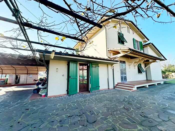 Casa con 10 locali in vendita in Capannori
