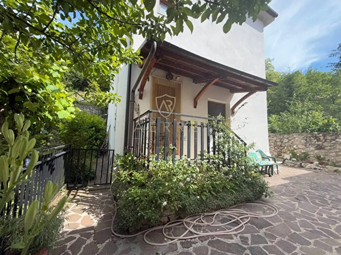 Casa trilocale in vendita in Via Roma, Sant'Eufemia A Maiella
