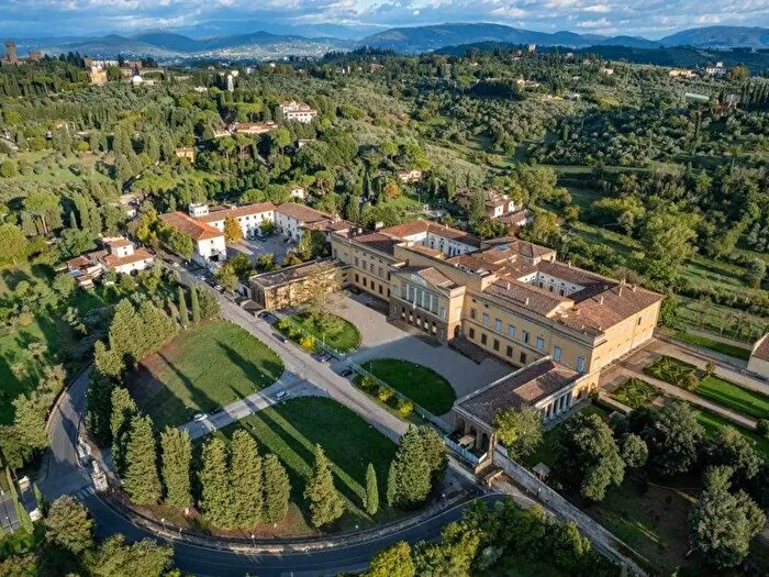 Casa con 8 locali in vendita in Via di San Leonardo, Firenze