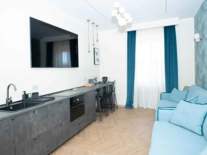 Appartamento con 5 locali in vendita in Via Carlo Alberto, Roma