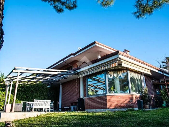 Casa con 9 locali in vendita in Strada del Redentore, Moncalieri
