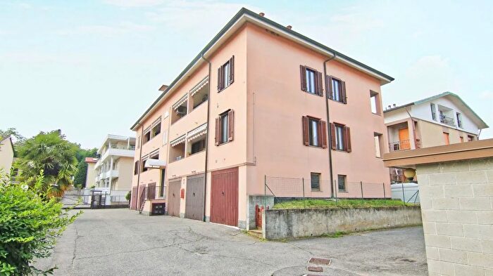 Appartamento con 6 locali in vendita in Via Tarvisio Limbiate, Limbiate