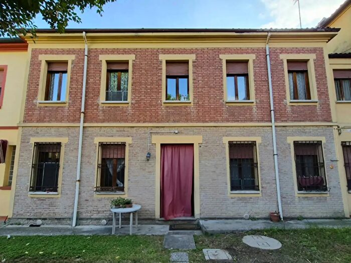 Casa quadrilocale in vendita in Via Comacchio, Ferrara