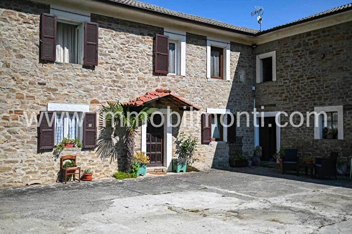 Casa con 15 locali in vendita in Roccaverano