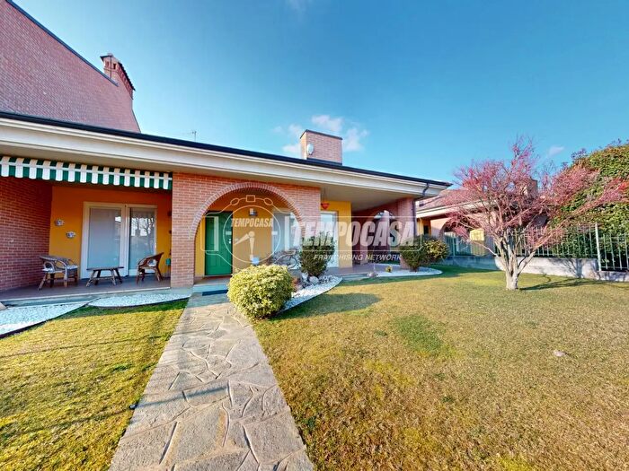 Casa con 5 locali in vendita in Via Rio Giano, Bra