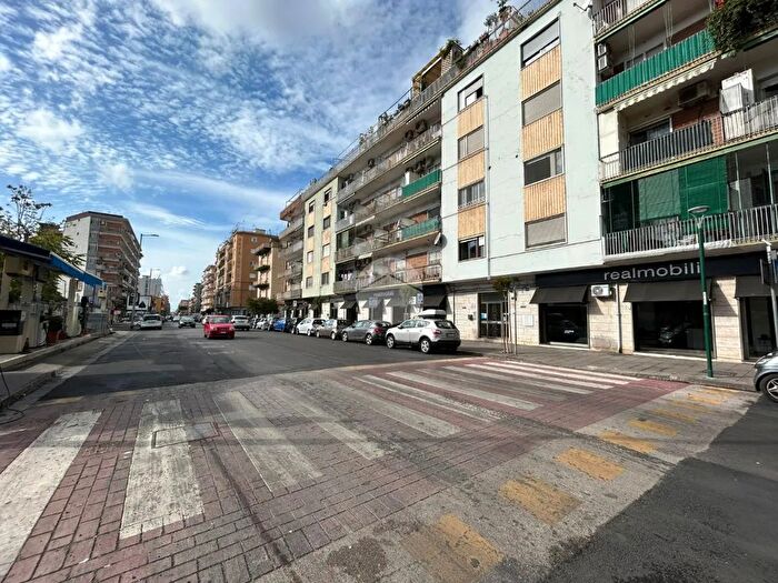 Appartamento trilocale in vendita in Via Diocleziano, Napoli