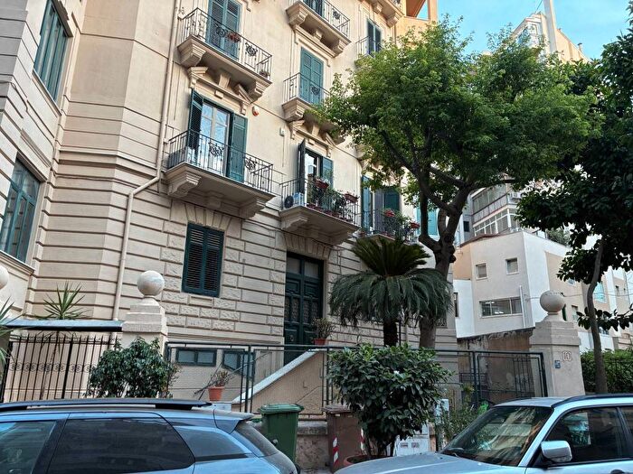 Appartamento quadrilocale in affitto in Via Trapani, Politeama Ruggiero Settimo, Palermo