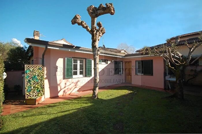 Casa quadrilocale in vendita in Via Pascoli, Pietrasanta