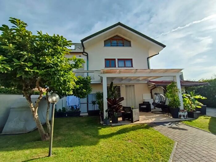 Casa con 8 locali in vendita in Montignoso