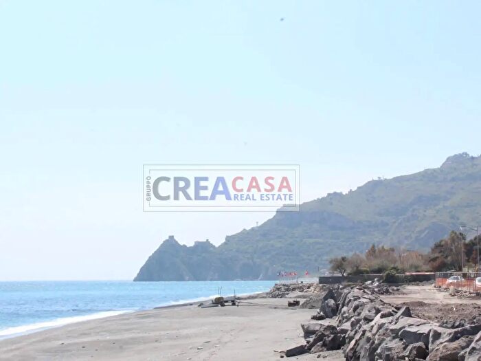 Appartamento con 6 locali in vendita in Via Sebastiano Famulari, Santa Teresa Di Riva