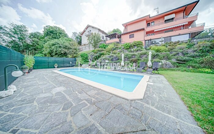 Casa con 5 locali in vendita in Laveno Mombello