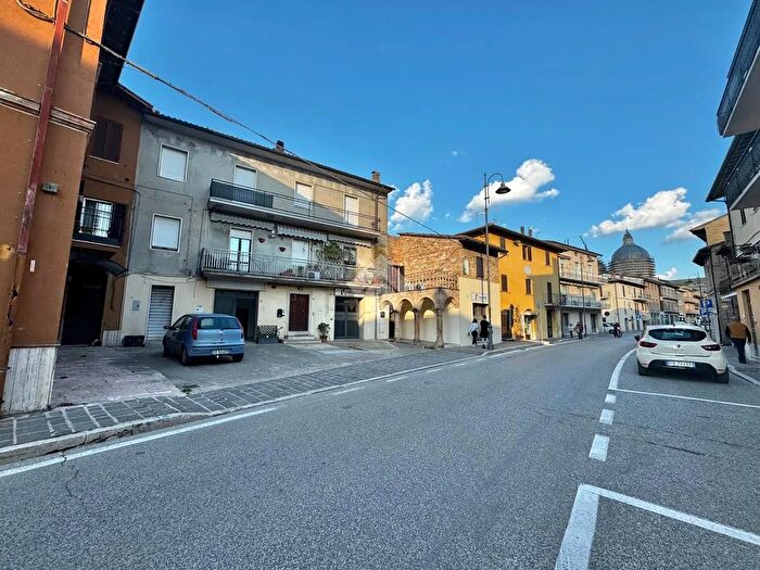 Appartamento con 5 locali in vendita in Via Becchetti, Assisi