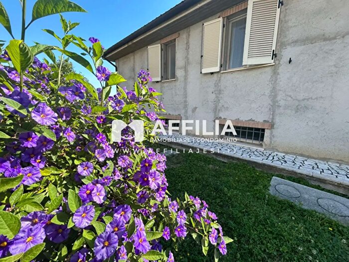 Casa con 7 locali in vendita in Strada Provinciale di Morro d'Alba, Morro D'Alba