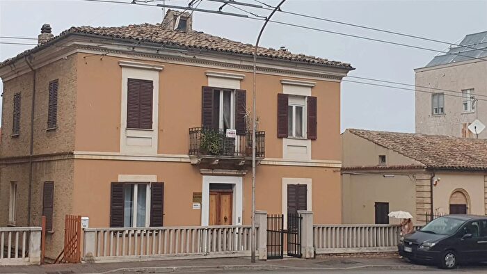 Appartamento con 6 locali in vendita in Via Asinio Herio Chieti, Chieti