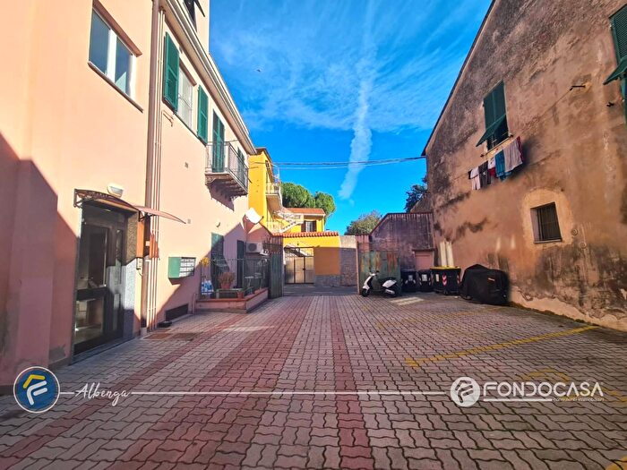 Appartamento trilocale in vendita in Via al Piemonte, Albenga