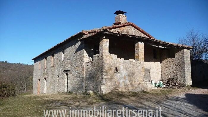 Casa con 15 locali in vendita in Montegabbione