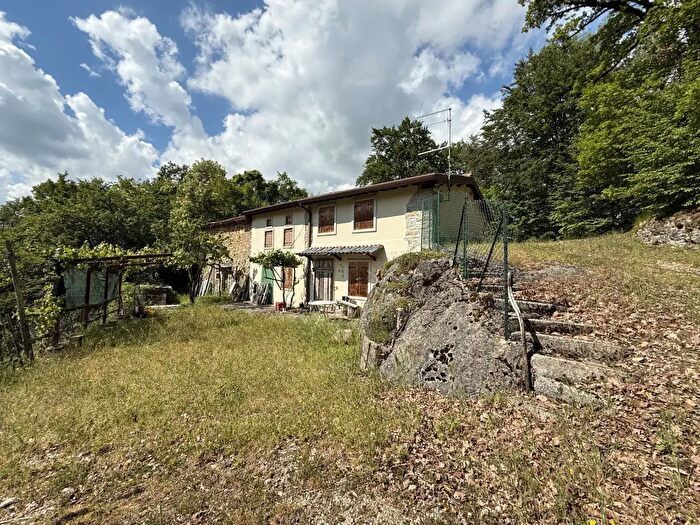 Casa quadrilocale in vendita in Badia Calavena