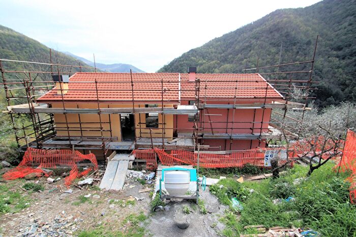 Casa con 6 locali in vendita in Via Posato, Avegno