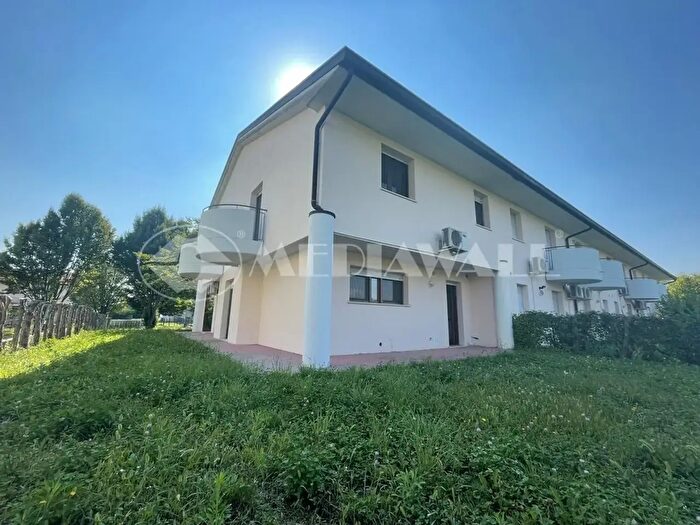 Casa con 7 locali in vendita in Fanna