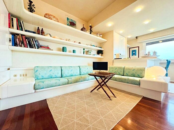 Appartamento quadrilocale in affitto in Via delle Robinie, Lido di Camaiore, Camaiore