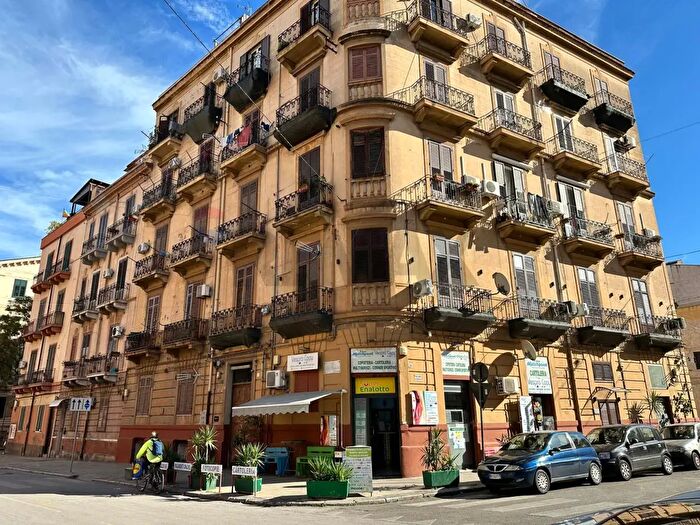 Appartamento con 6 locali in vendita in Via Carlo Pisacane, Palermo