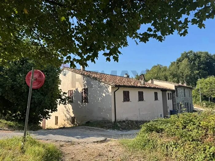 Casa con 7 locali in vendita in Valtopina