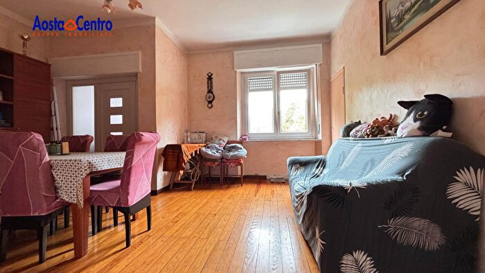 Appartamento trilocale in vendita in Via Novembre, Aosta