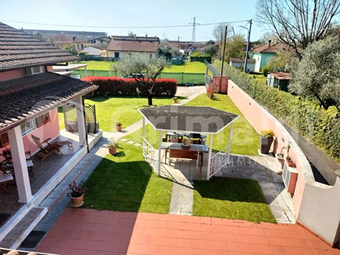 Casa con 10 locali in vendita in Massa