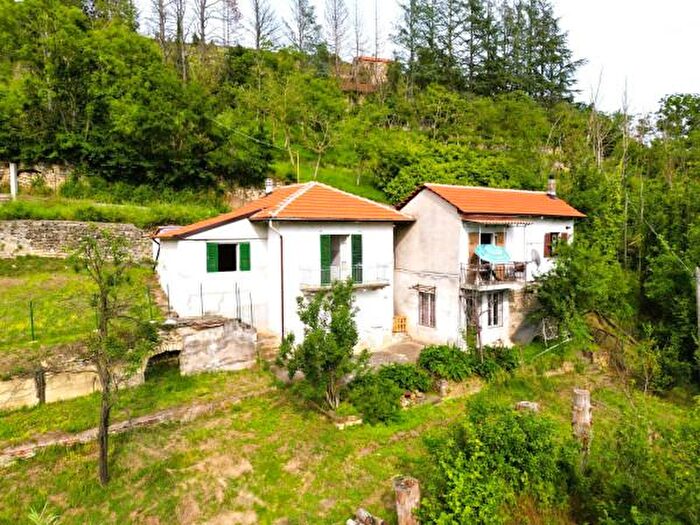 Casa con 6 locali in vendita in Cortemilia