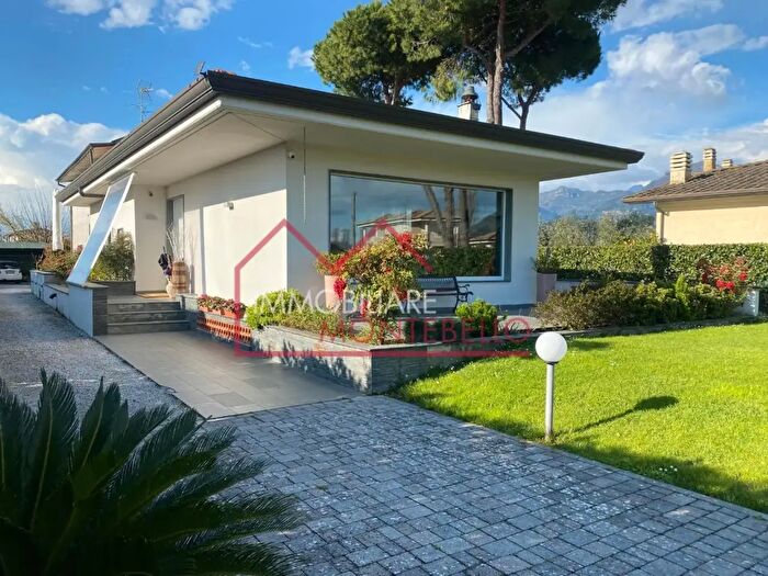 Casa con 9 locali in vendita in Camaiore