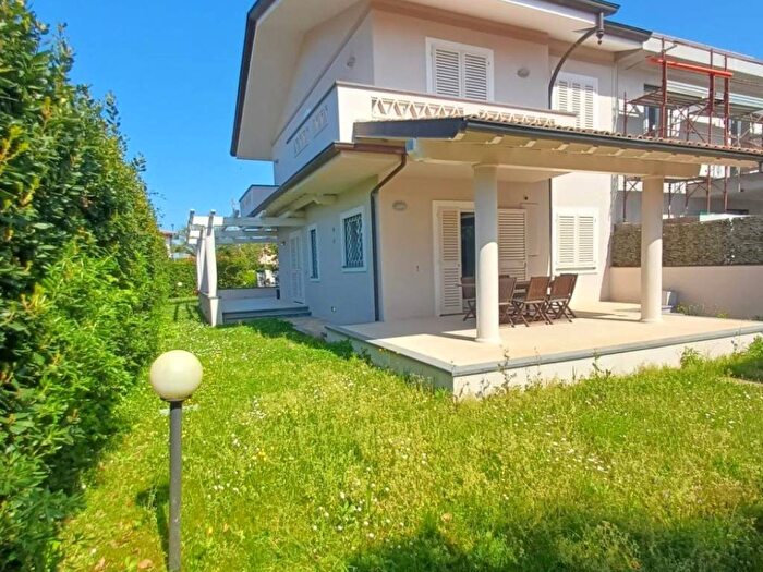 Casa con 6 locali in affitto in via versilia, Vittoria Apuana, Forte dei Marmi