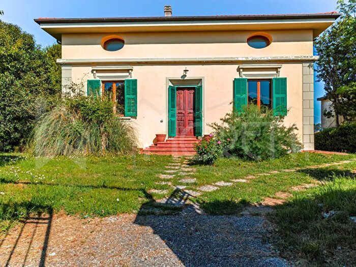 Casa con 10 locali in vendita in Via Parrana San Martino, Collesalvetti