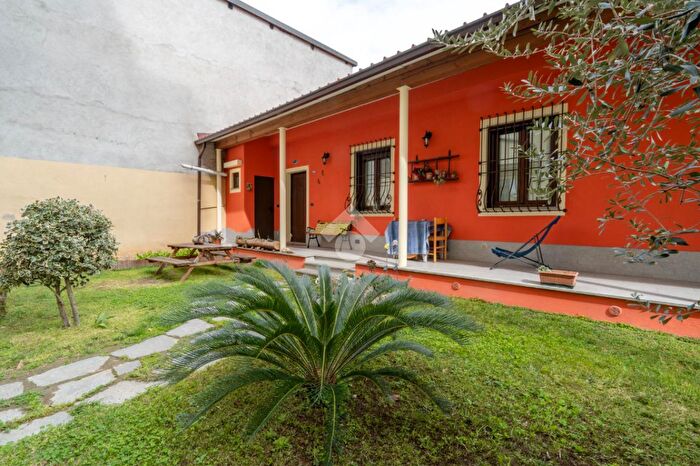 Appartamento trilocale in vendita in Via Borgone, Torino